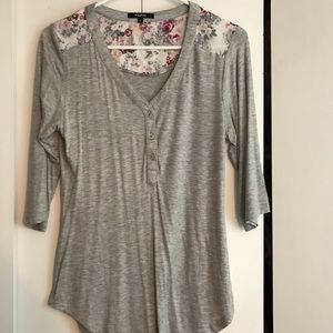 LONG SLEEVE FLOWER TRIM TEE
